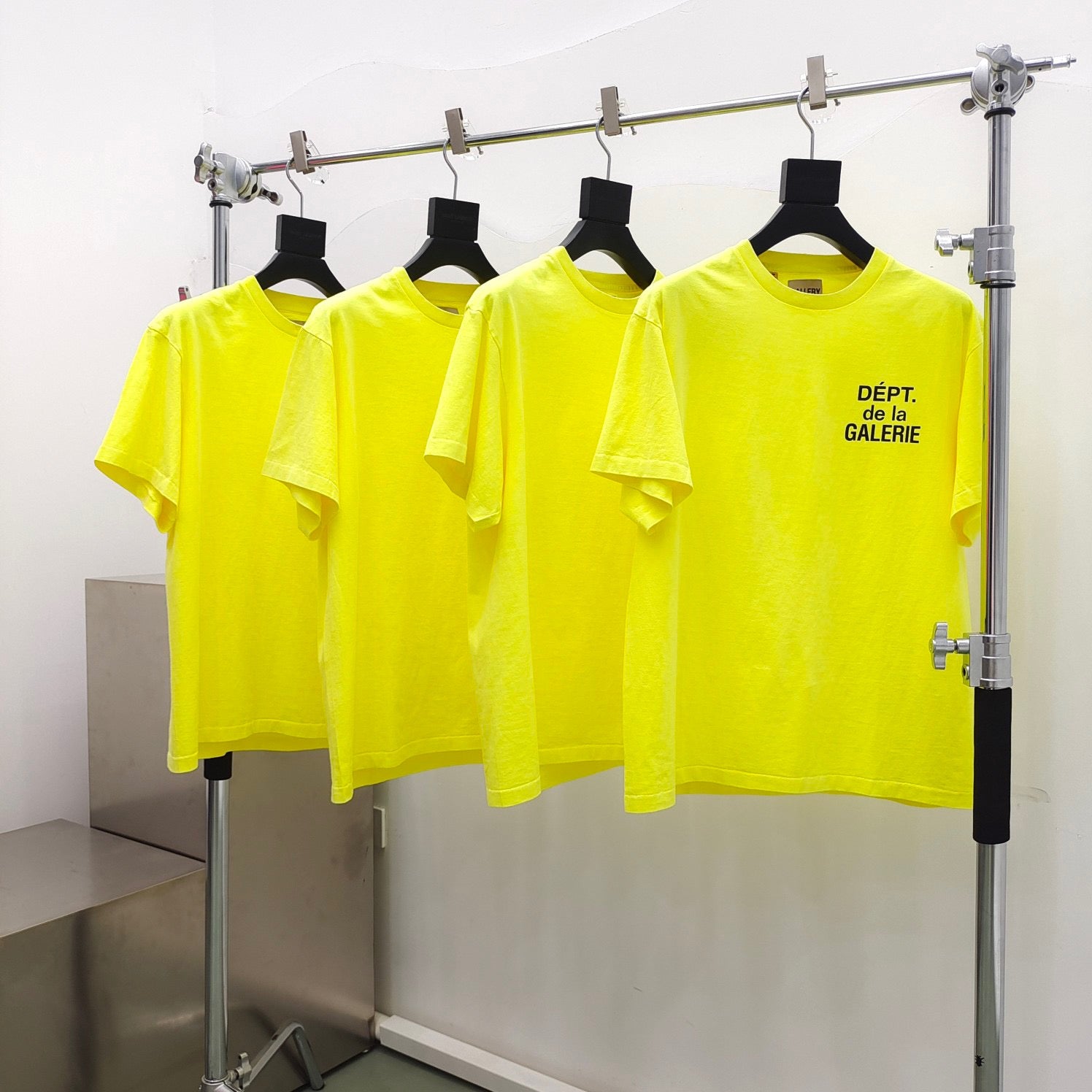 Gelbes, rosa und gelbes Organza-T-Shirt
