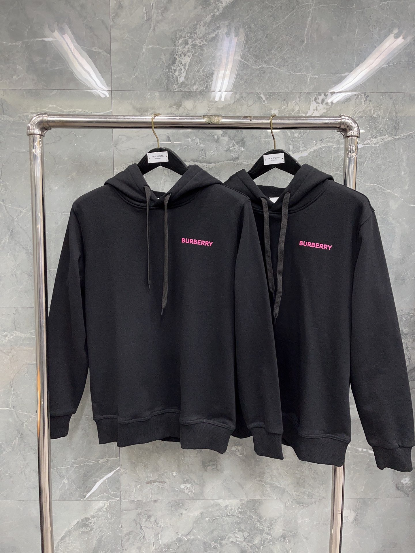 Schwarzer Hoodie