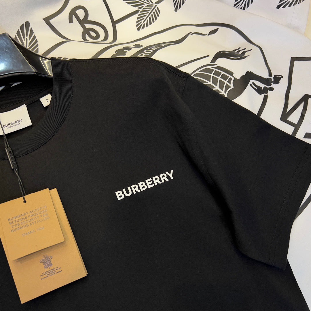 Schwarz-weißes T-Shirt