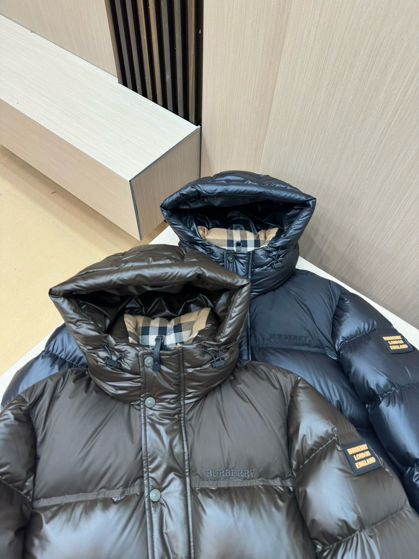 Schwarze und dunkelblaue Jacke
