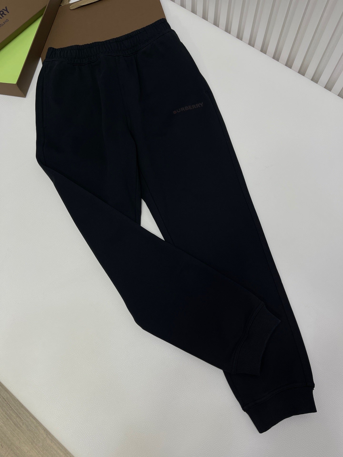 Schwarze Hosen