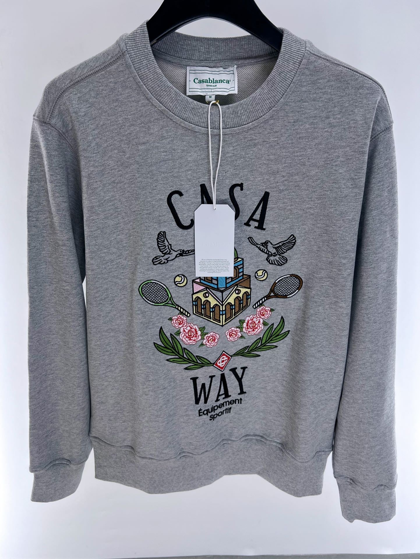 weißes und graues Sweatshirt