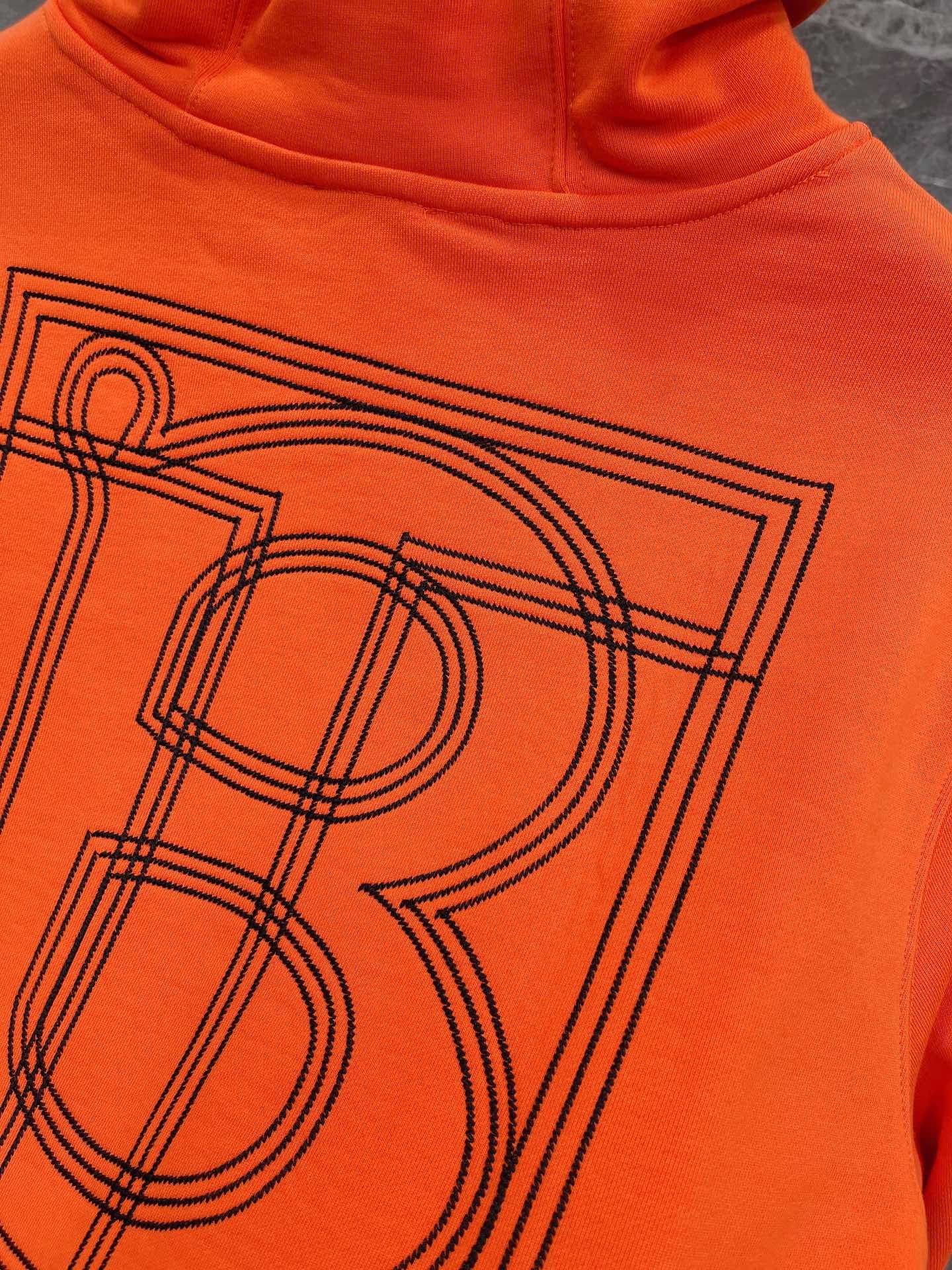 Schwarzer, dunkelblauer und orangefarbener Hoodie
