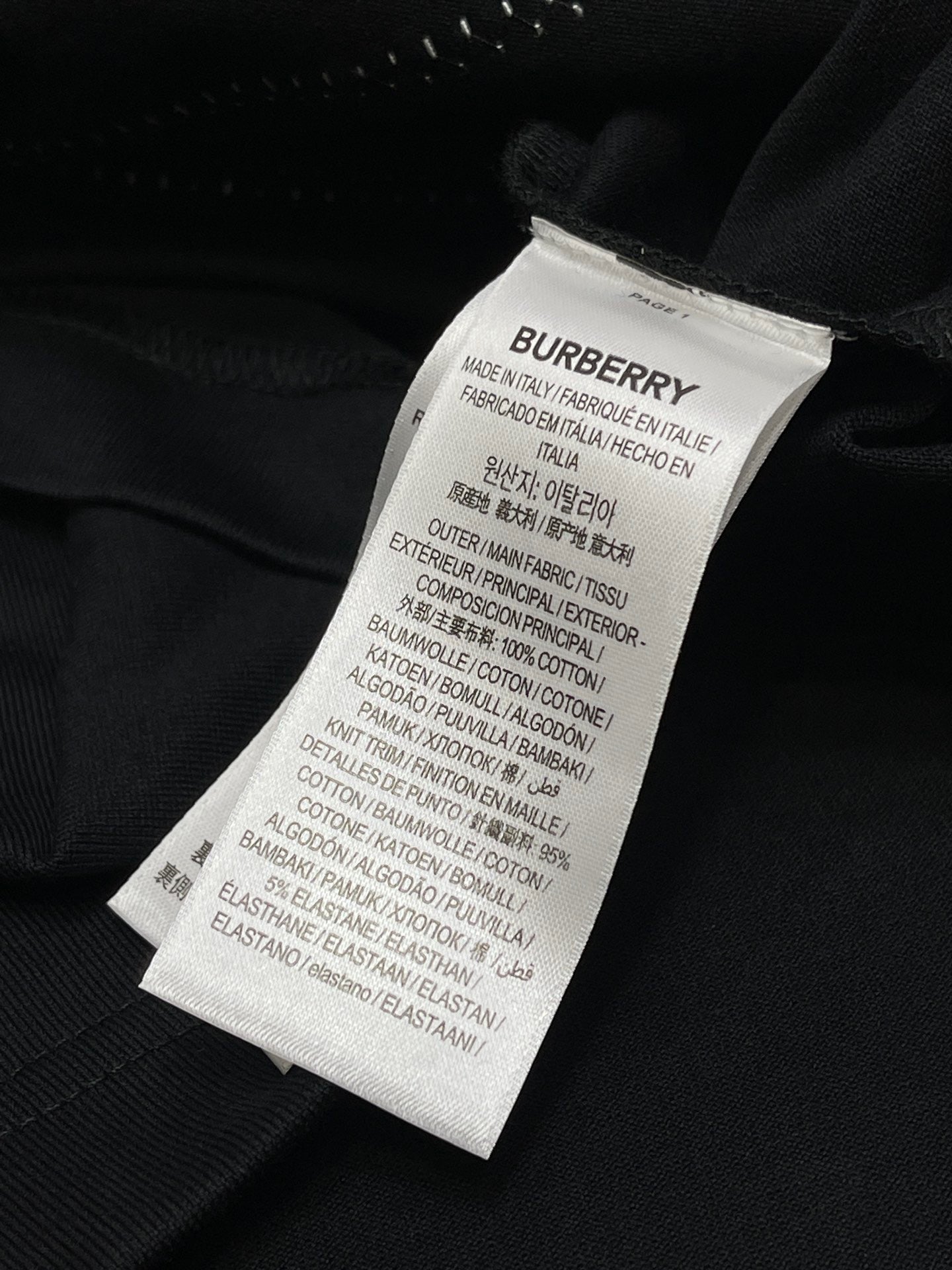 Camiseta negra, blanca y azul