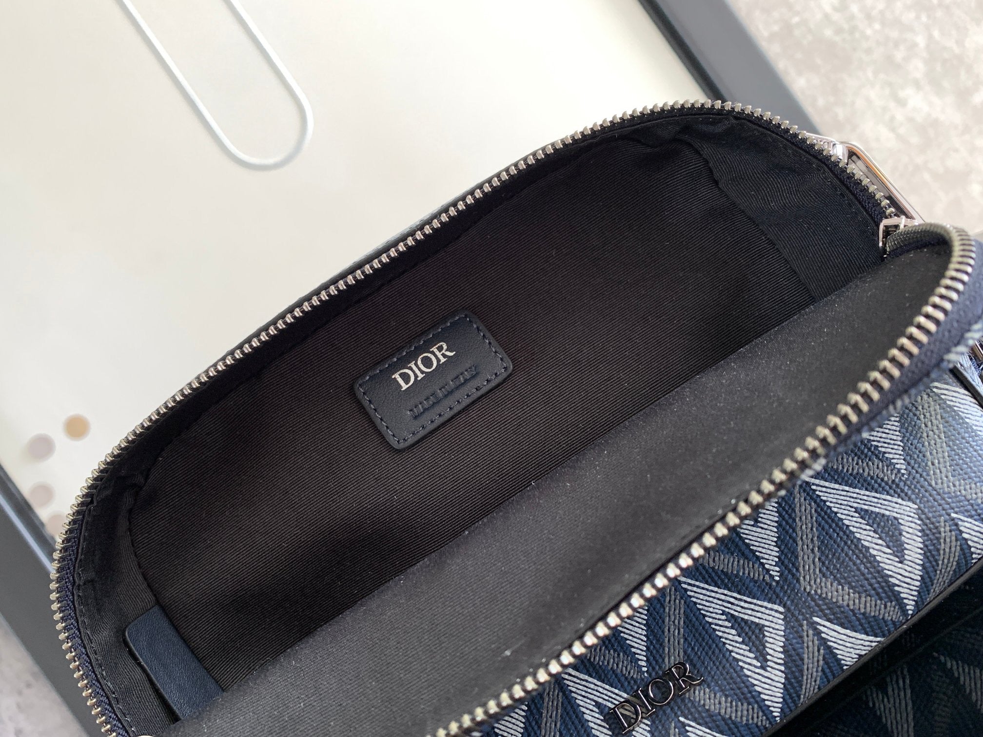 Dunkelblaue Tasche