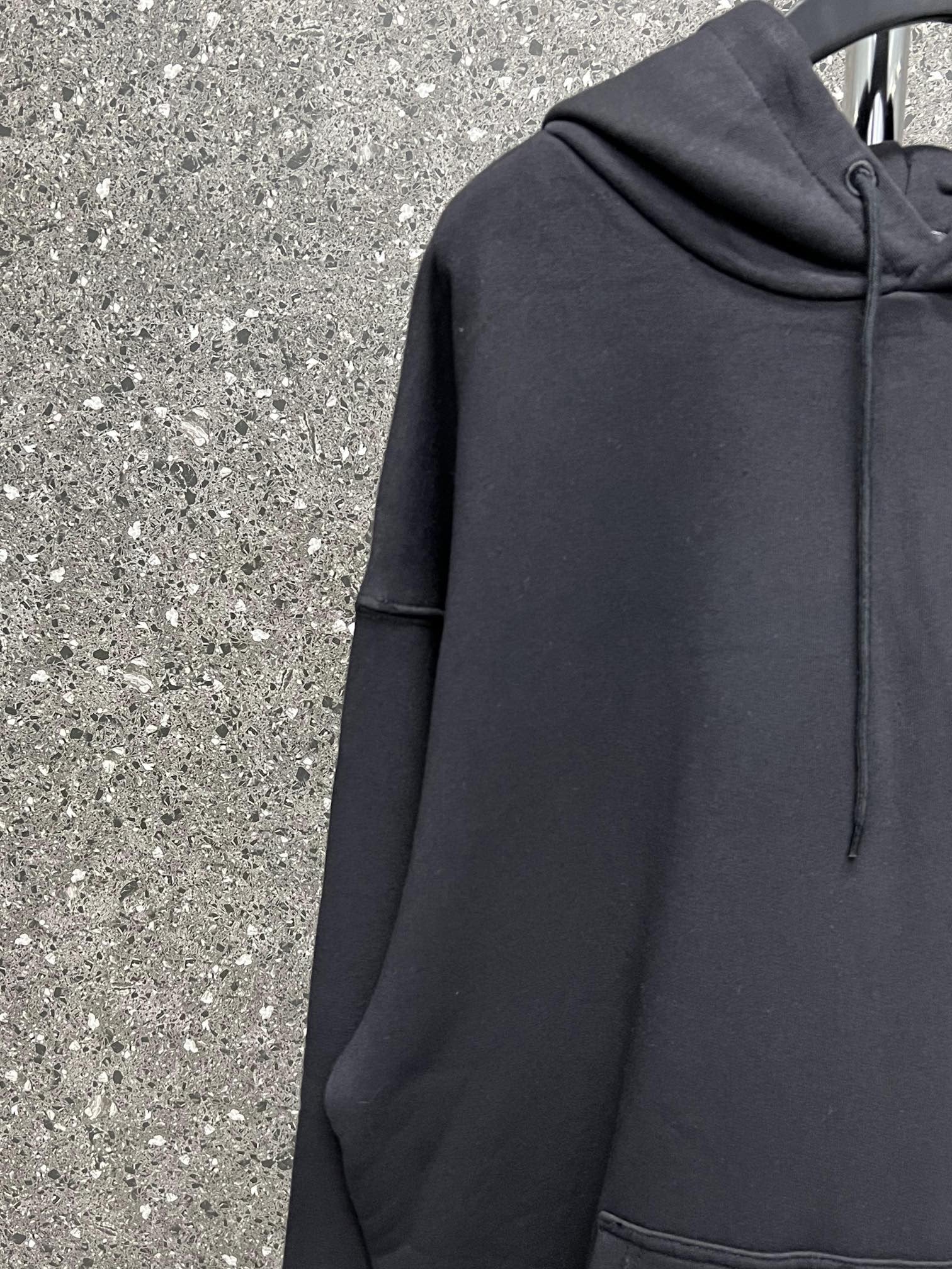 weißer und schwarzer Pullover mit einer Kapuze