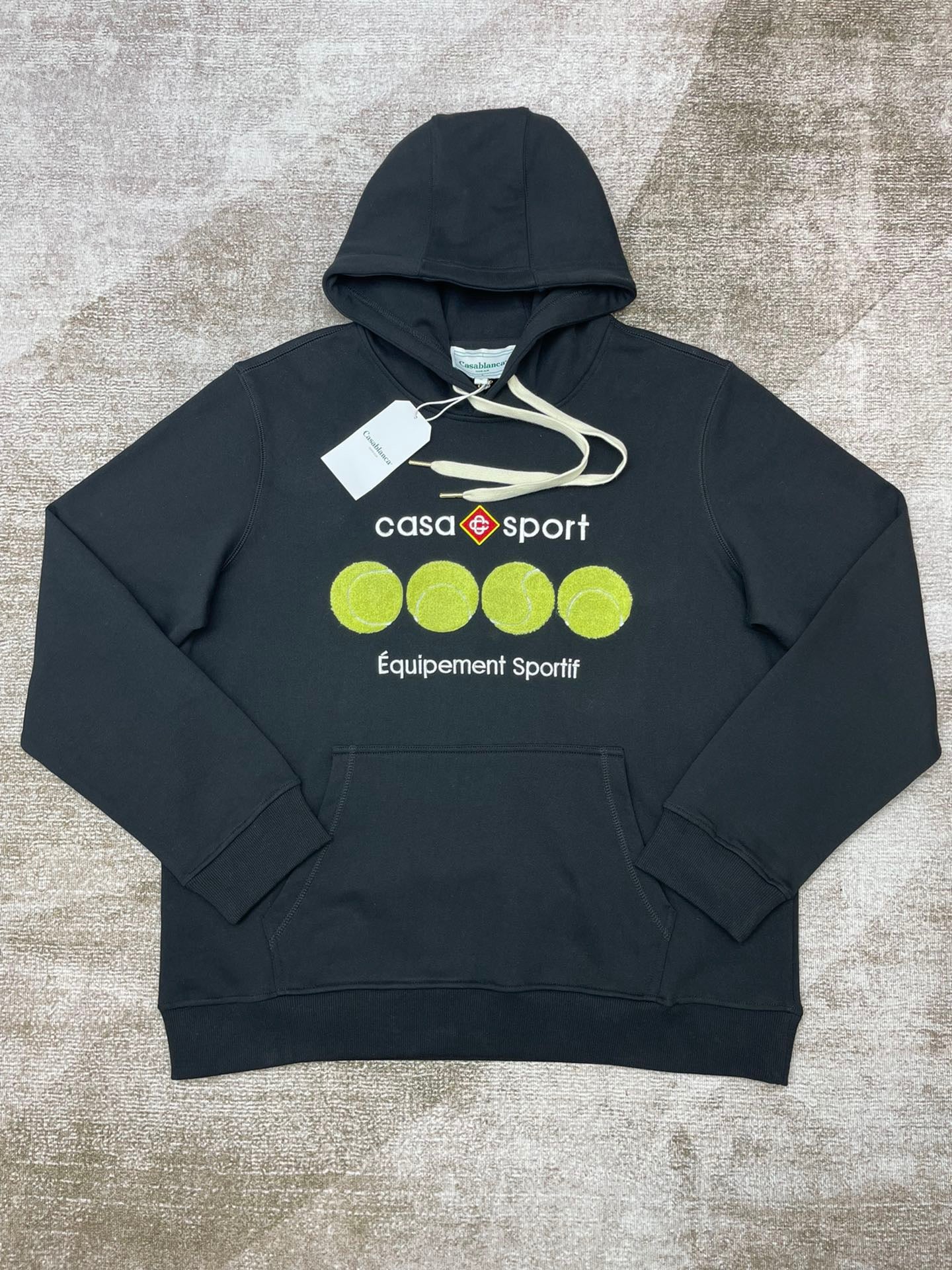 Schwarz-weißer Kapuzenpullover