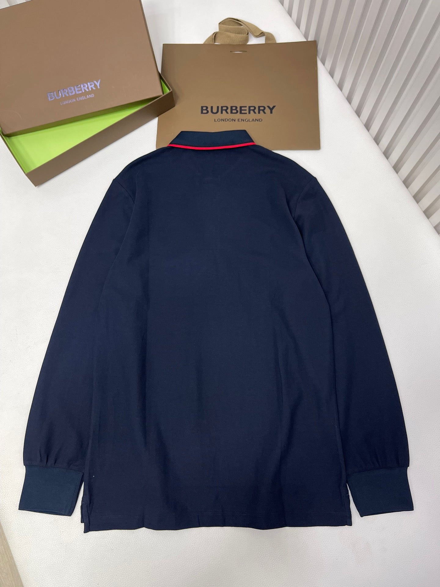 Poloshirt in Schwarz, Weiß, Marineblau und Hellblau