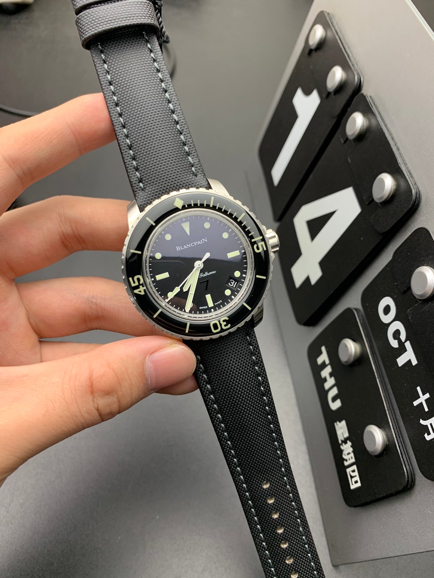 Schwarze Uhr