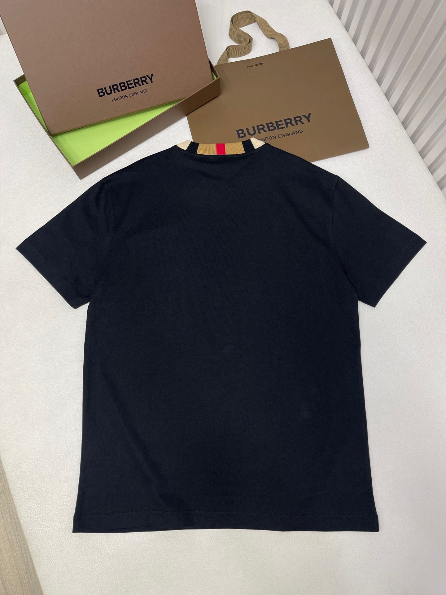 Camiseta en blanco y negro