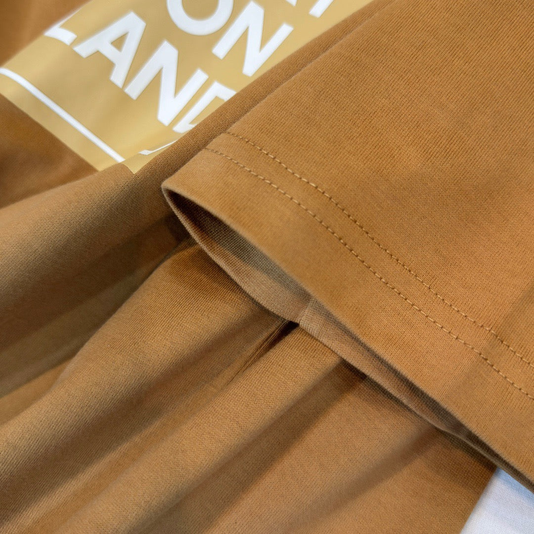 Schwarzes, weißes, khakifarbenes und graues T-Shirt