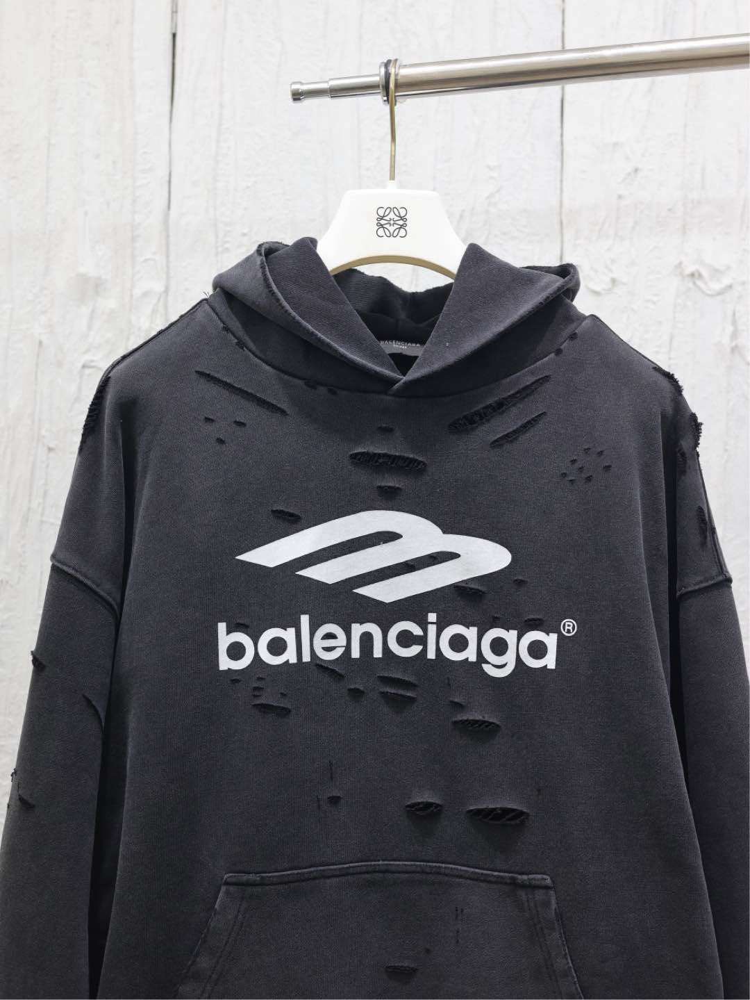 Blauer und schwarzer Kapuzenpullover