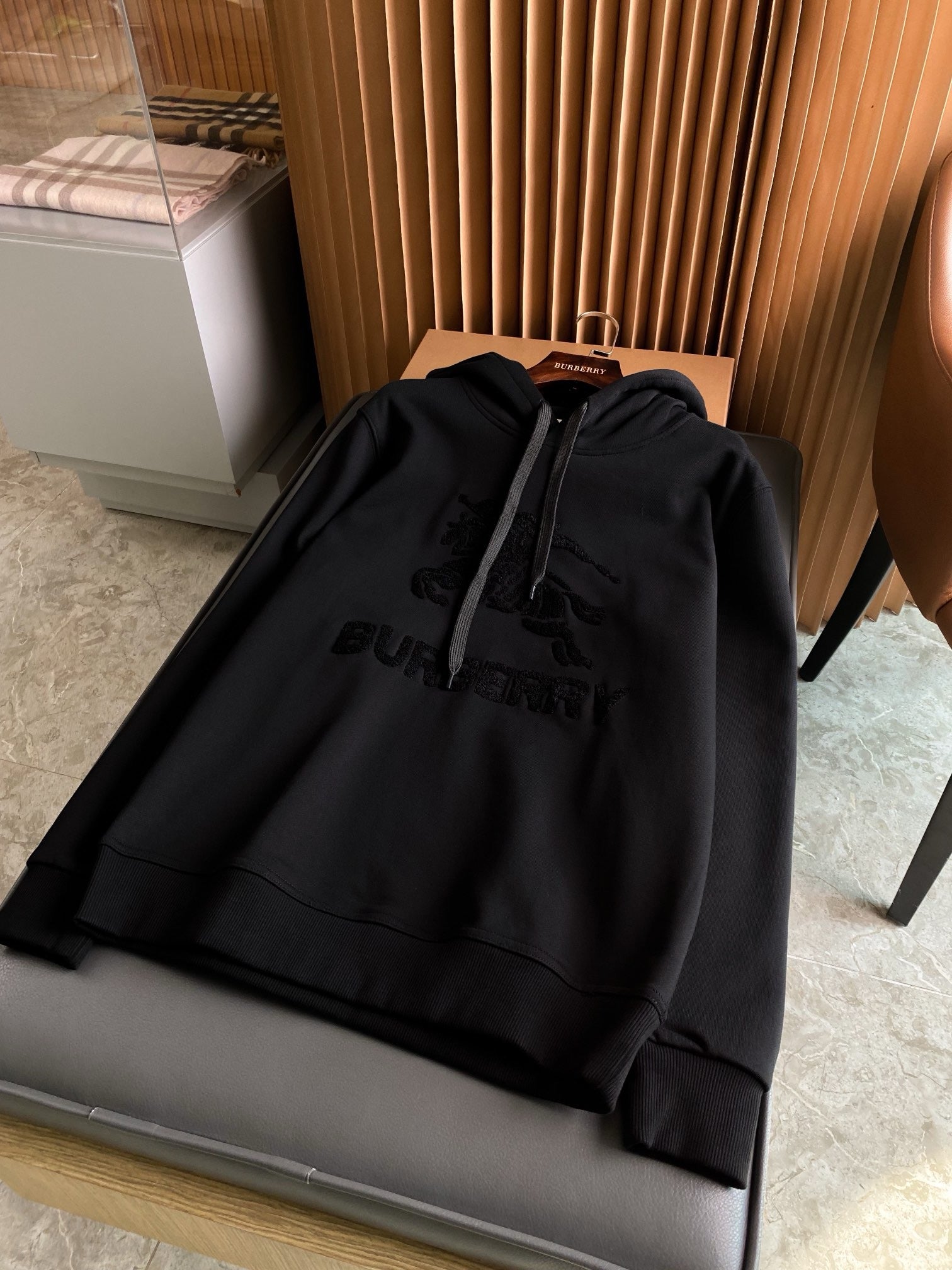 Schwarzer Hoodie