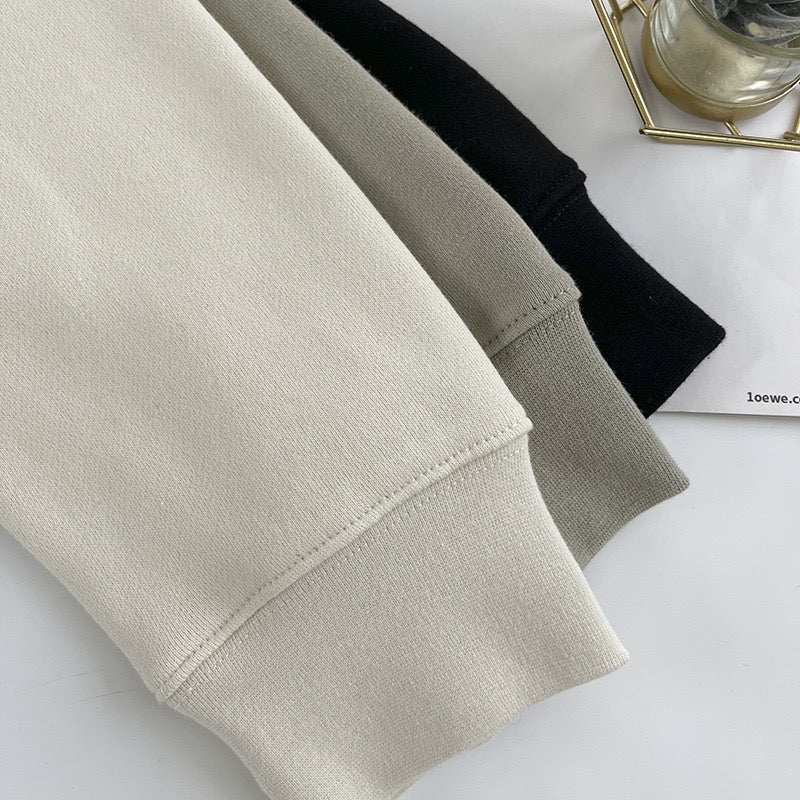 Schwarzer, grauer und weißer Kapuzenpullover
