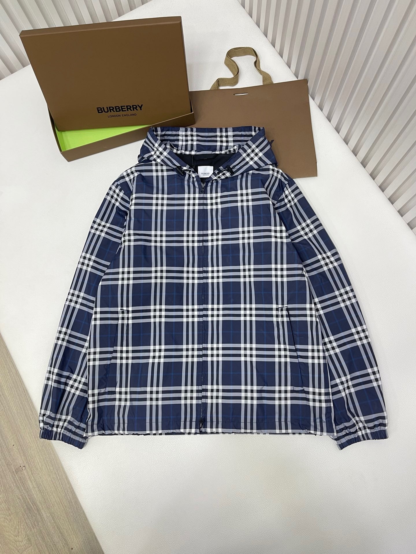 Blau-weiße Jacke
