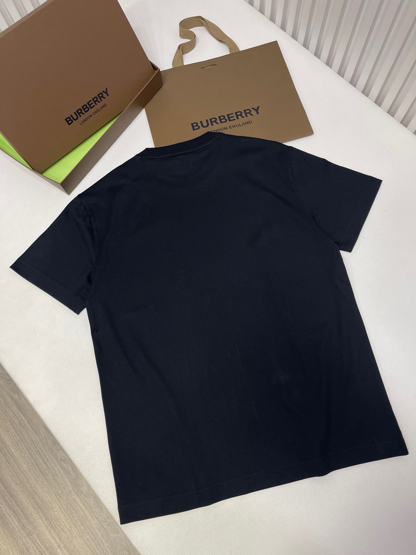 Camiseta negra, blanca y azul