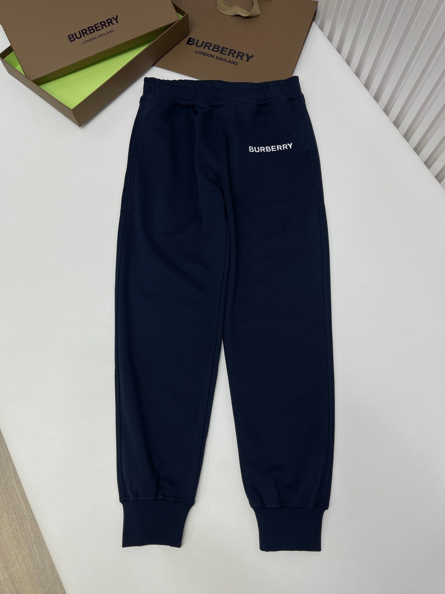 Schwarze und blaue Hose