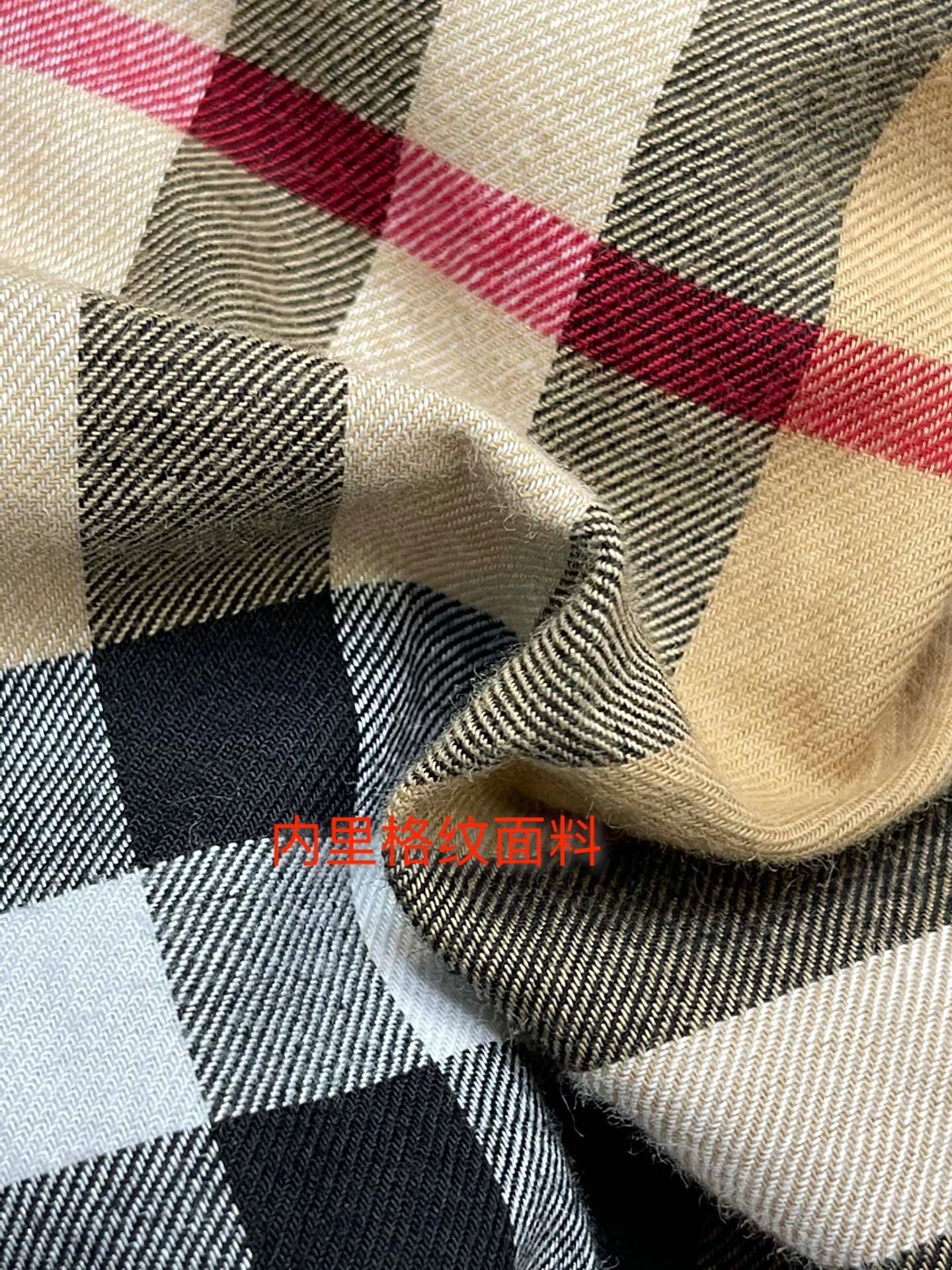 Schwarze und graue Jacke