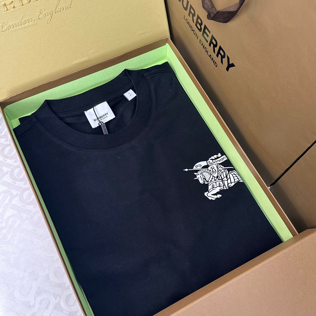 Weißes und schwarzes T-Shirt