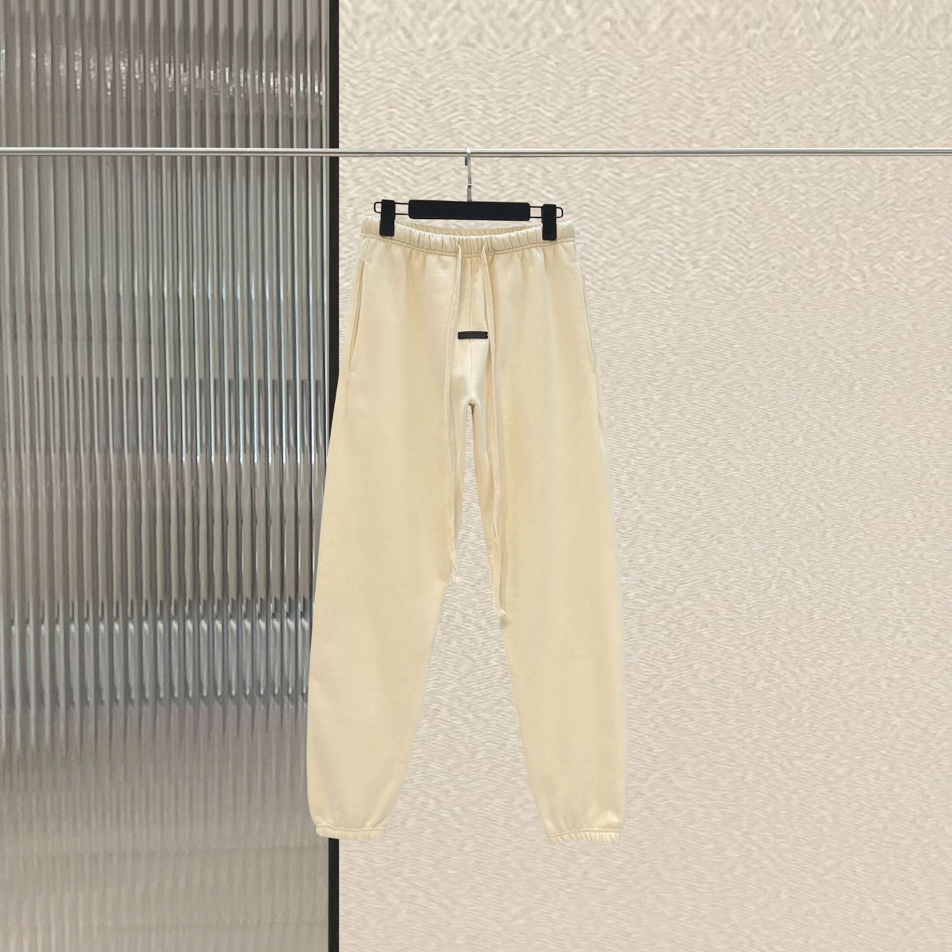 Schwarze und weiße Hose