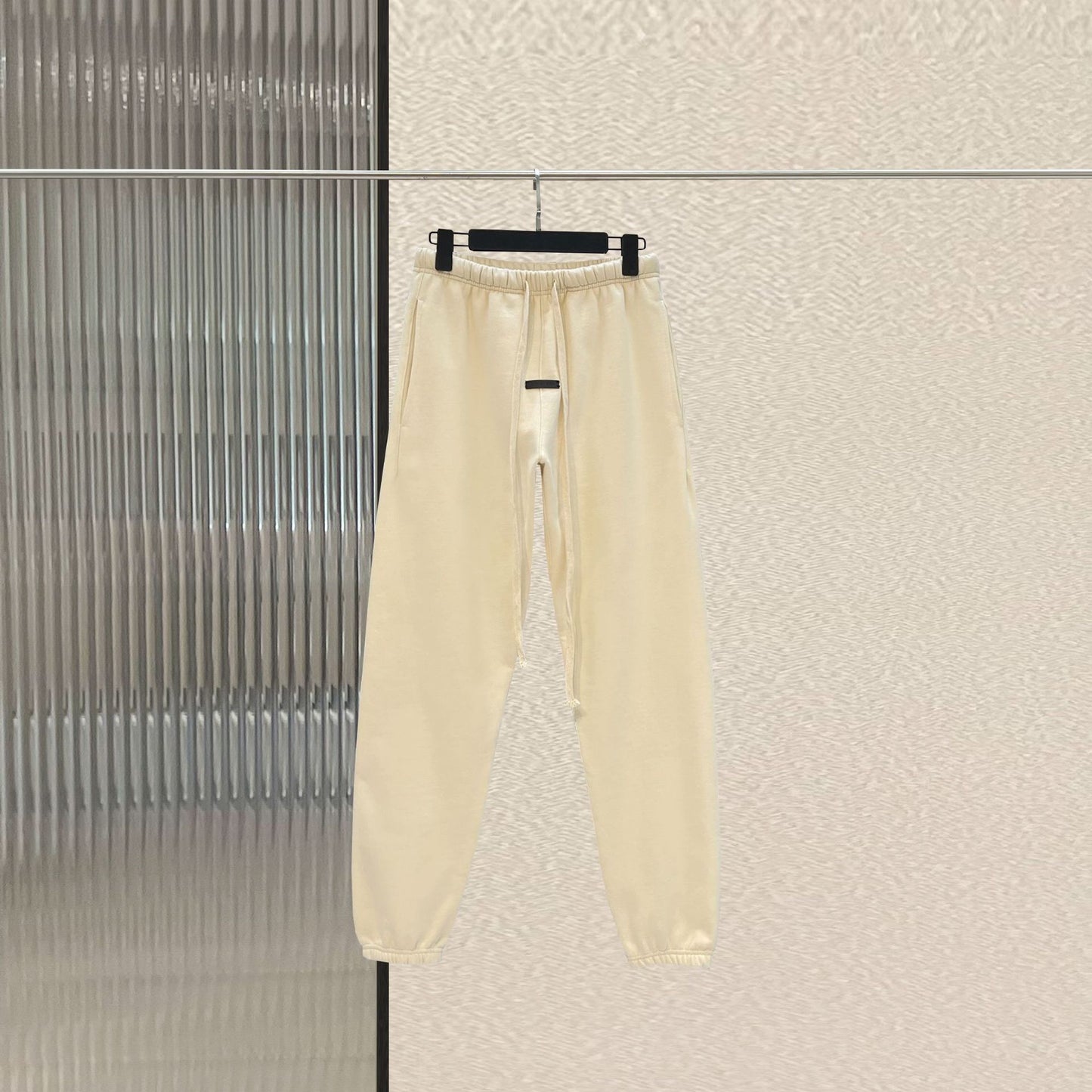 Schwarze und weiße Hose