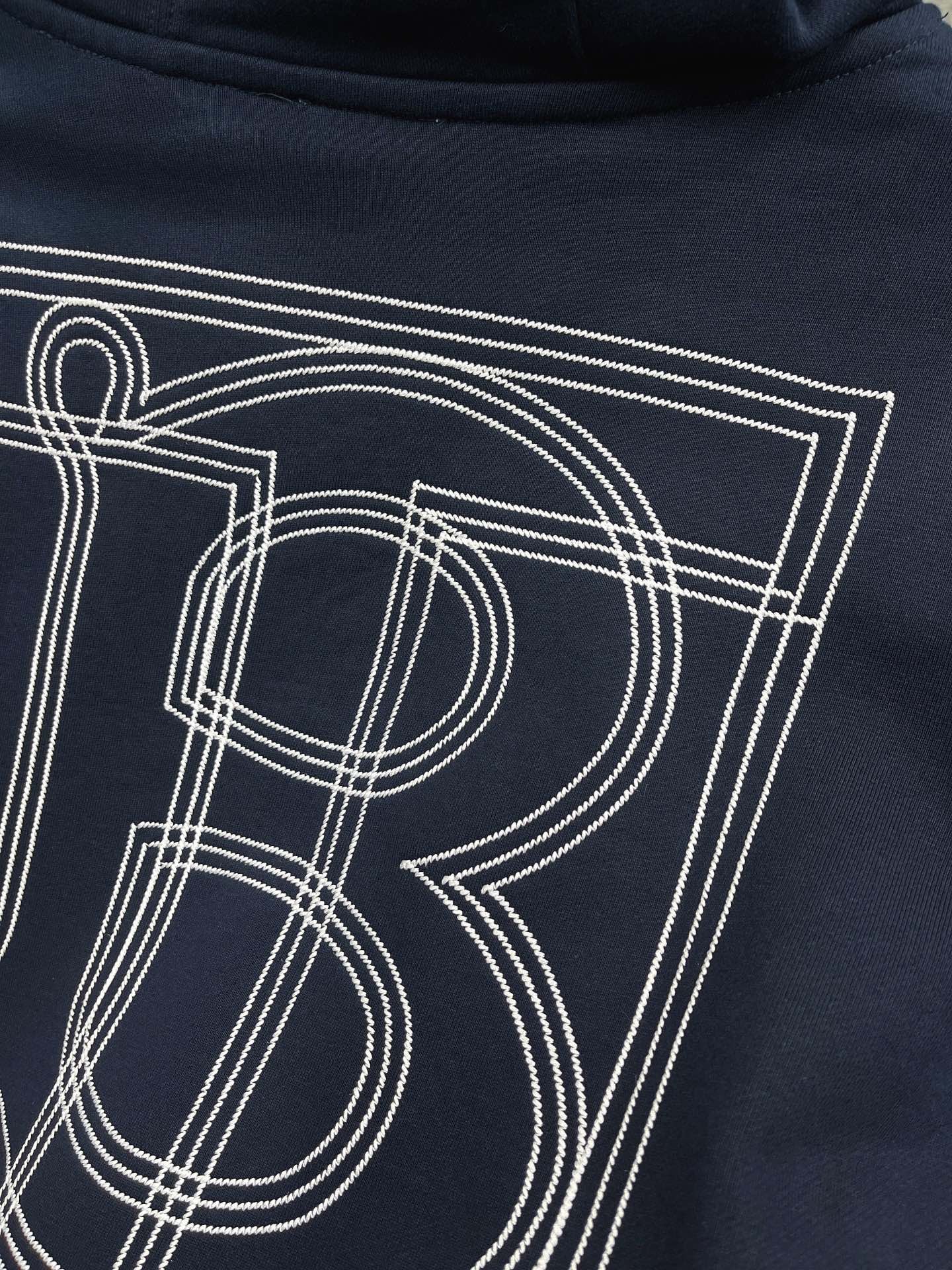 Schwarzer, dunkelblauer und orangefarbener Hoodie