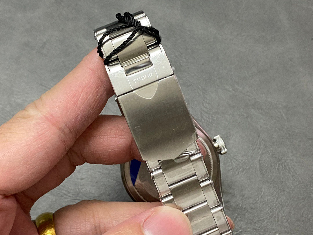 Mehrfarbige Uhr