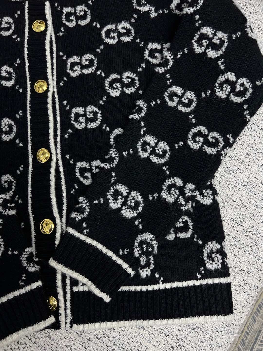 Schwarze und graue Jacke
