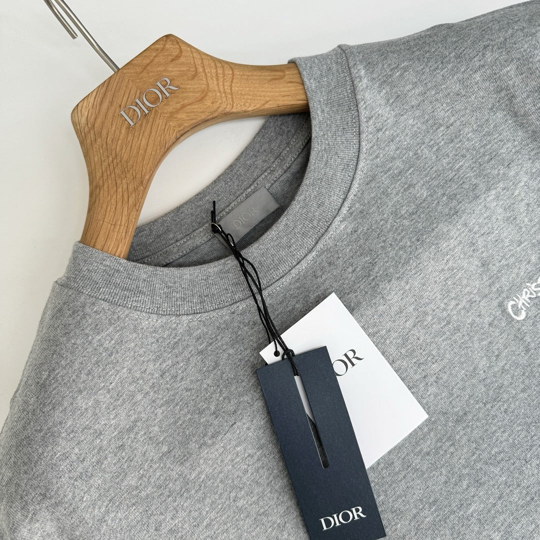 Graues und weißes T-Shirt