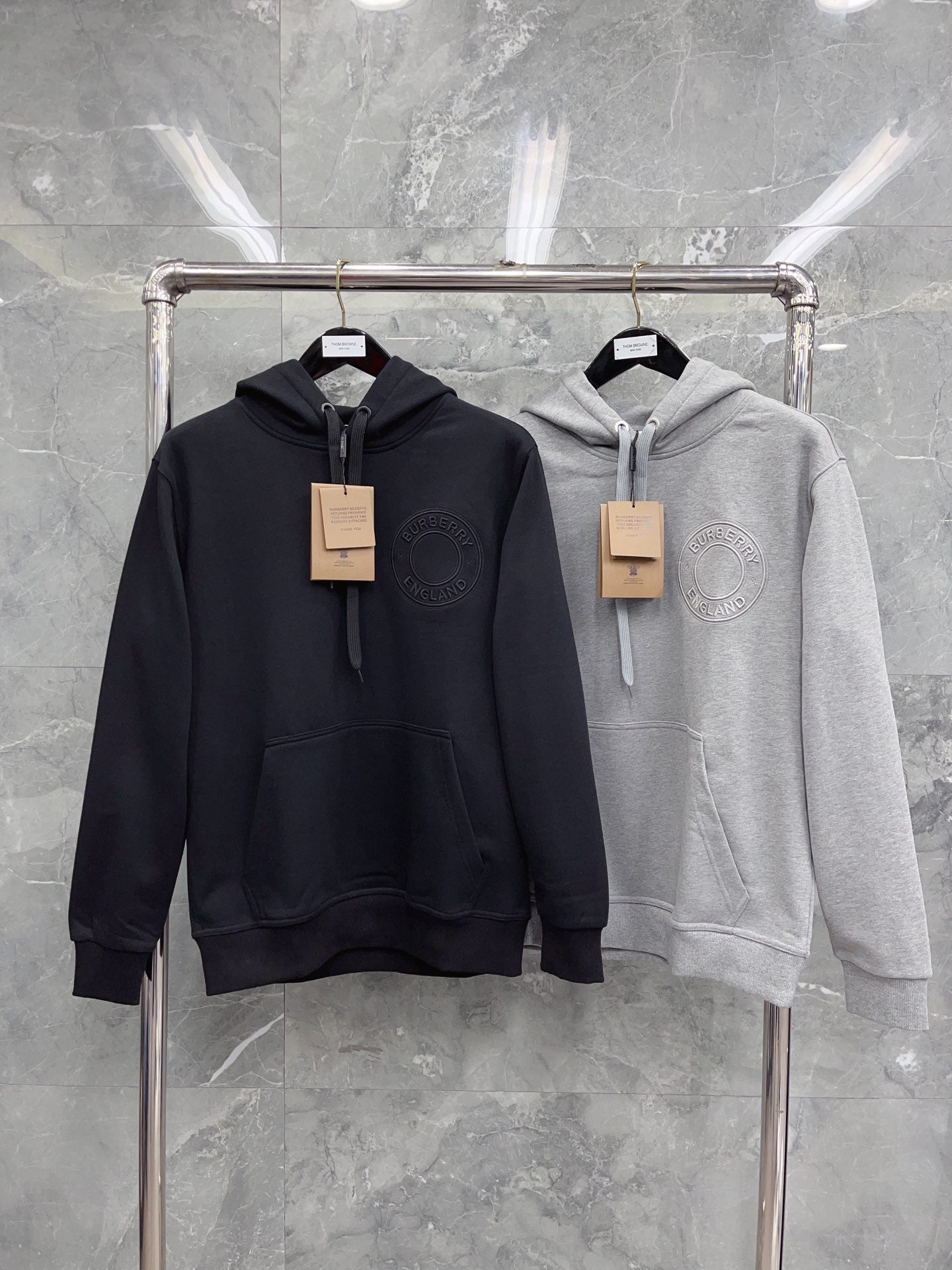 Schwarz-grauer Kapuzenpullover