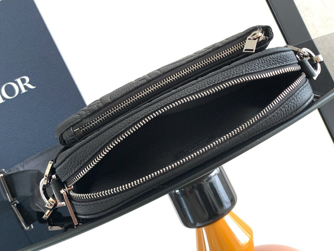 Graublaue und schwarze Tasche