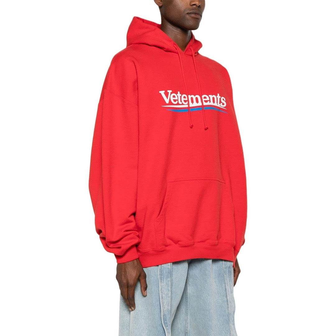 Schwarzer, roter und blauer Kapuzenpullover