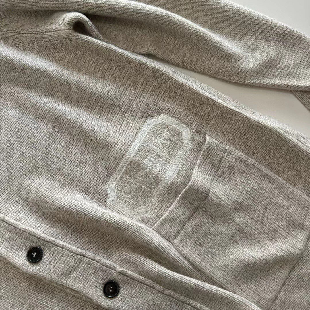 Schwarze und graue Jacke