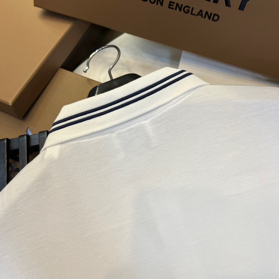 schwarzes und weißes Poloshirt