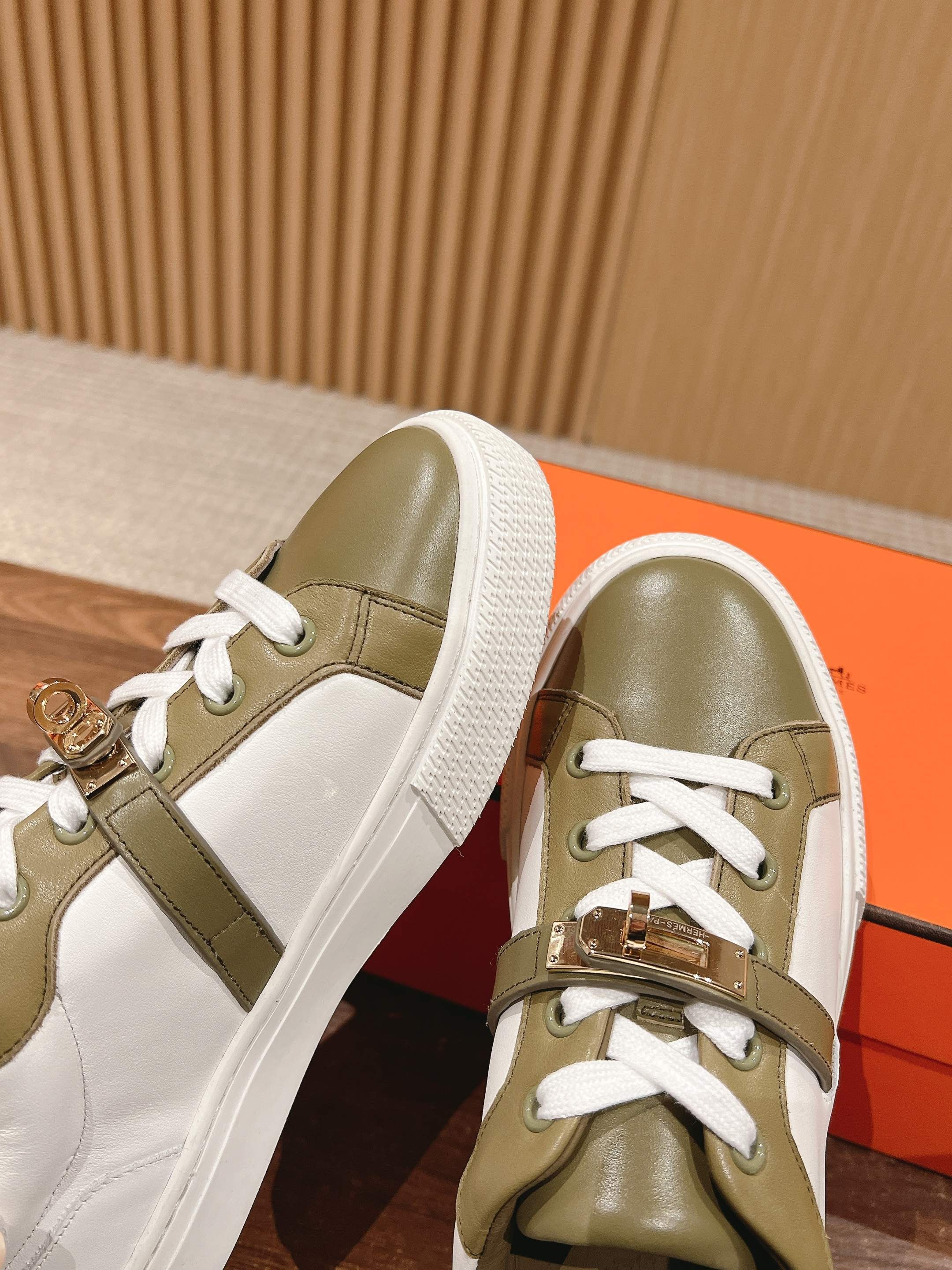 Mehrfarbige Schuhe