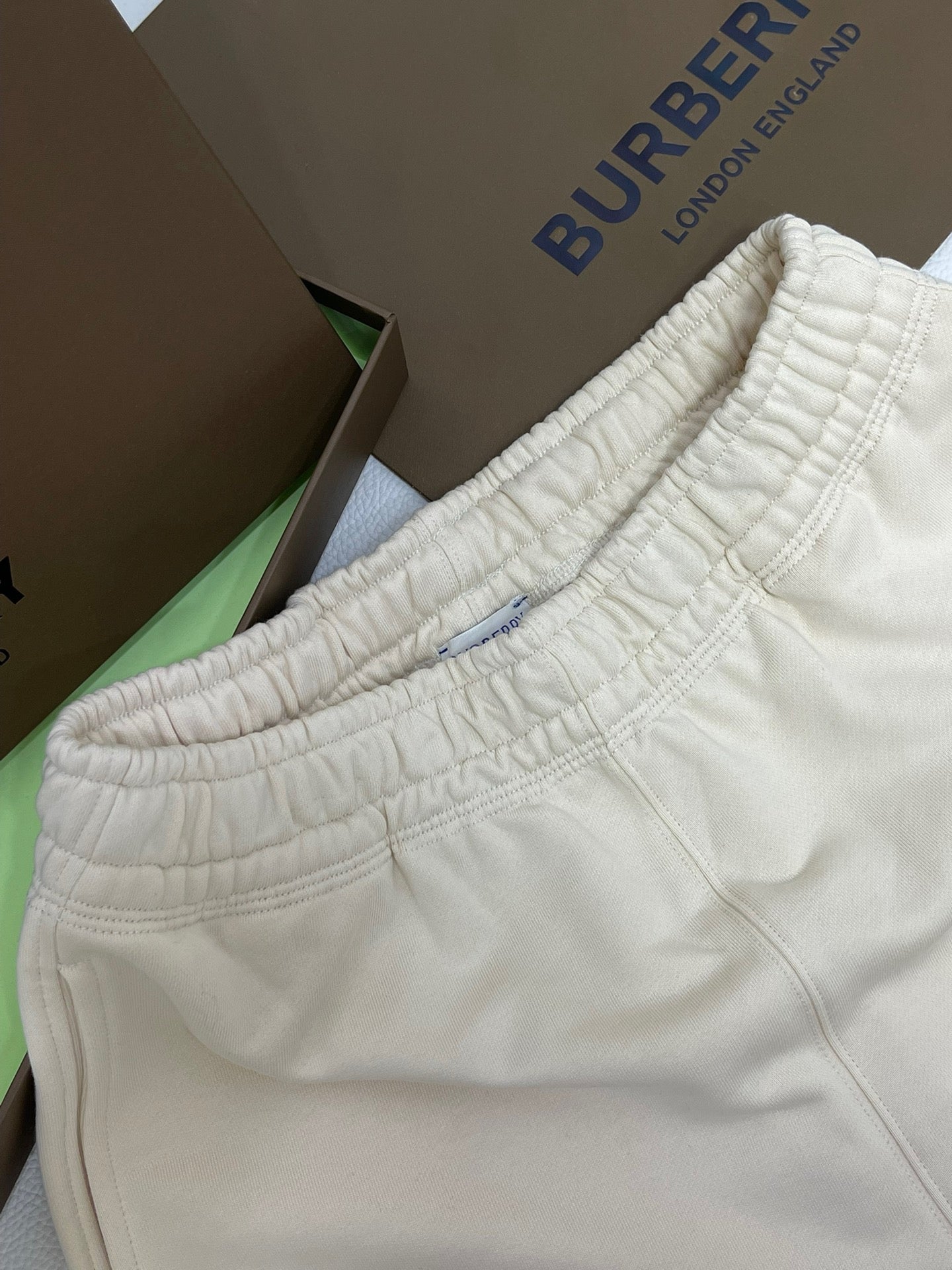 Schwarz, Weiß und Grün Short