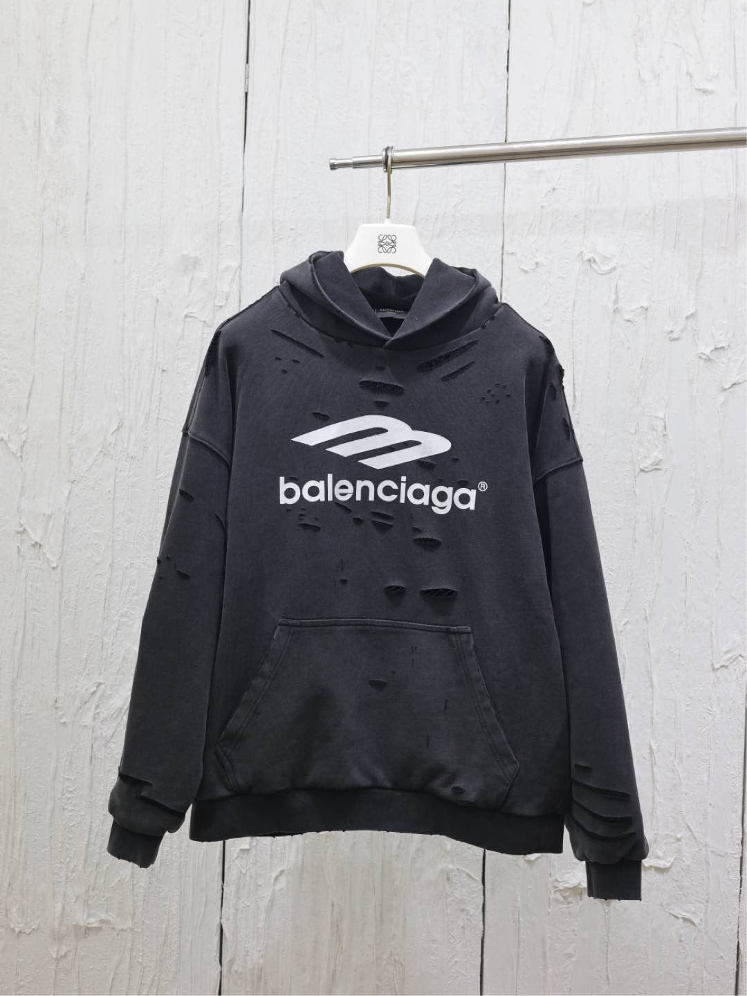 Blauer und schwarzer Kapuzenpullover