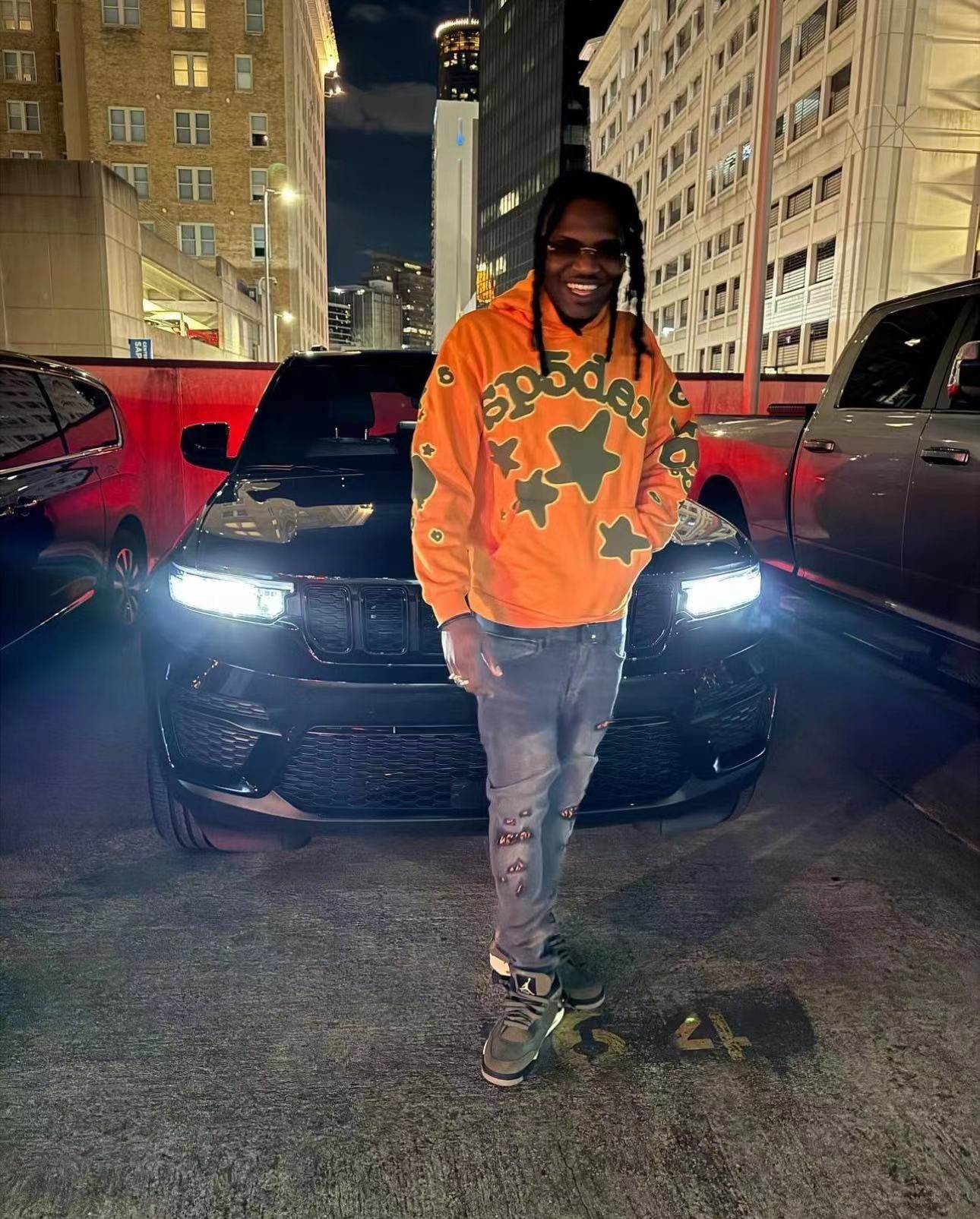 Orangefarbener Kapuzenpullover