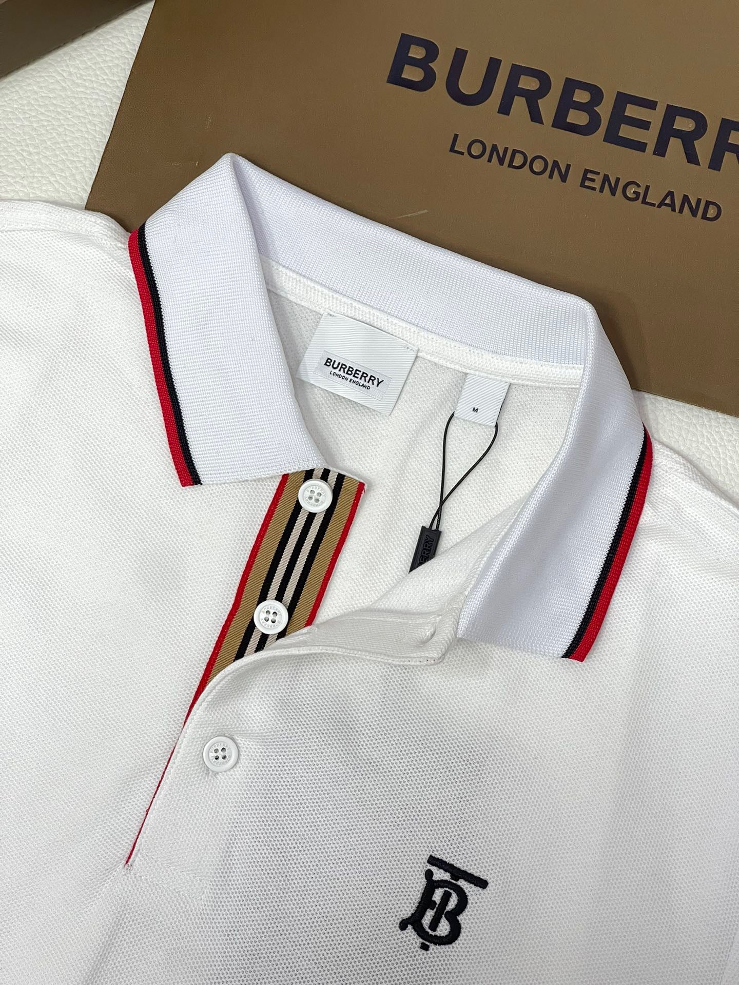 Poloshirt in Schwarz, Weiß, Marineblau und Hellblau
