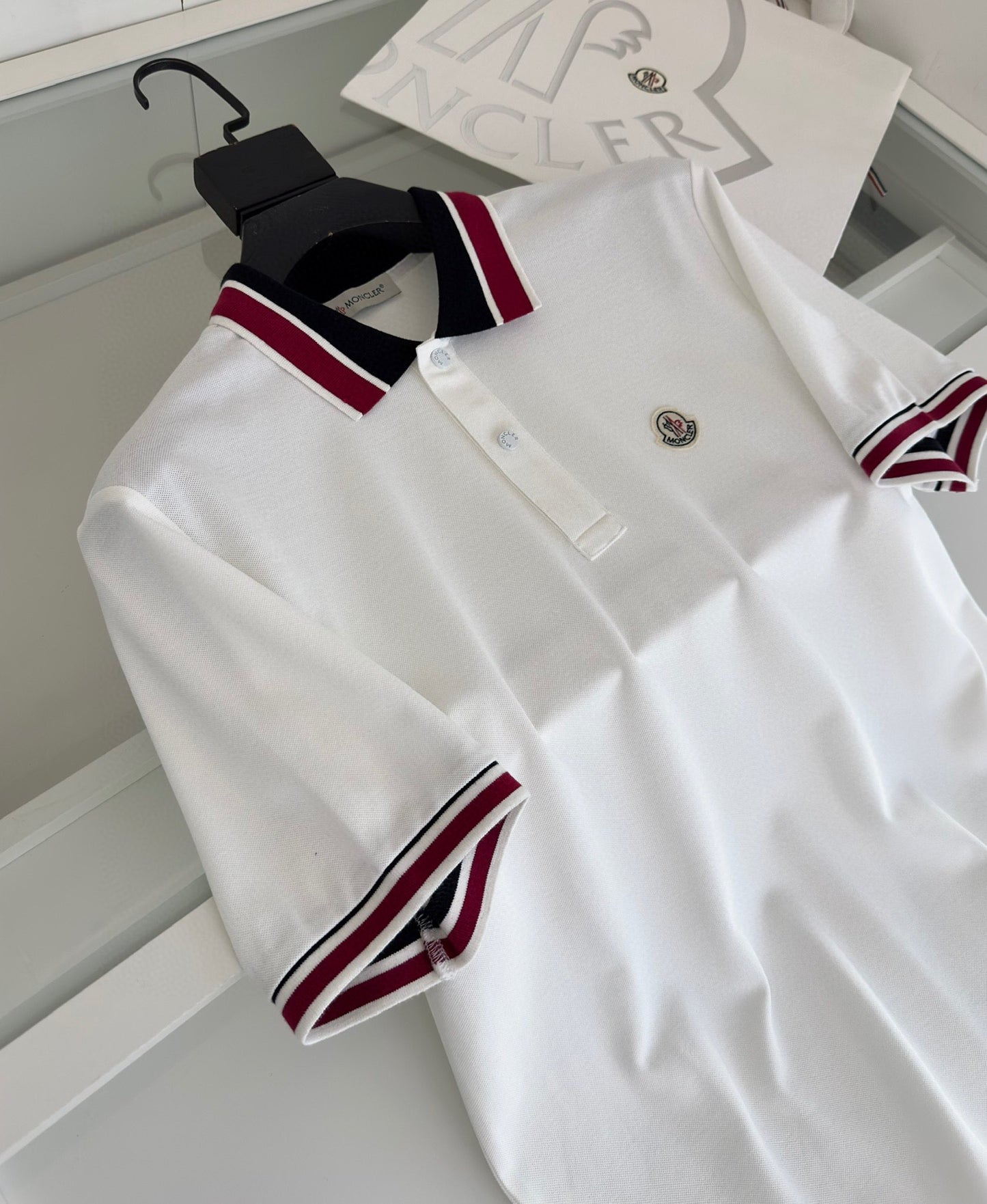 Schwarz-weißes T-Shirt