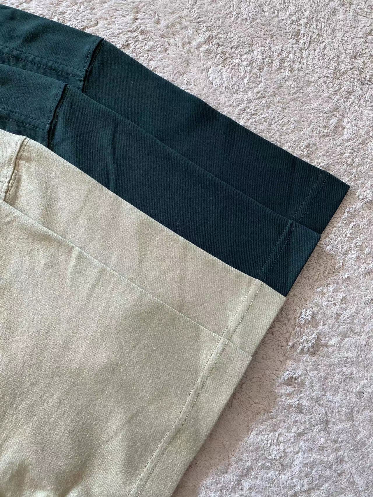 Dunkelgrünes und graues T-Shirt