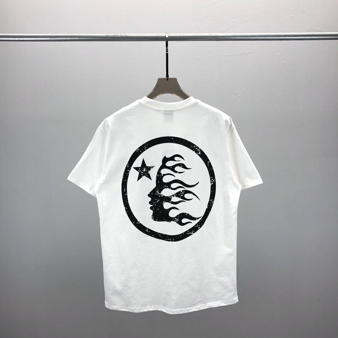 Schwarz-weißes T-Shirt