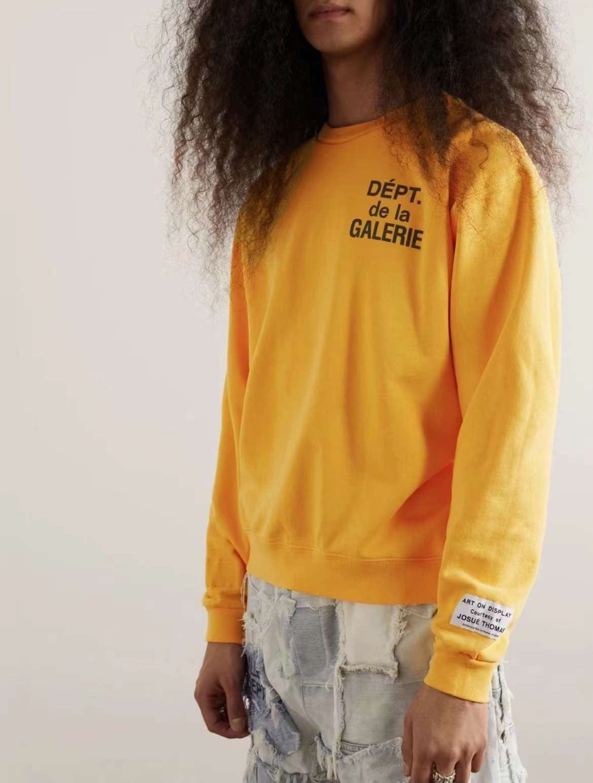 Gelbes Sweatshirt