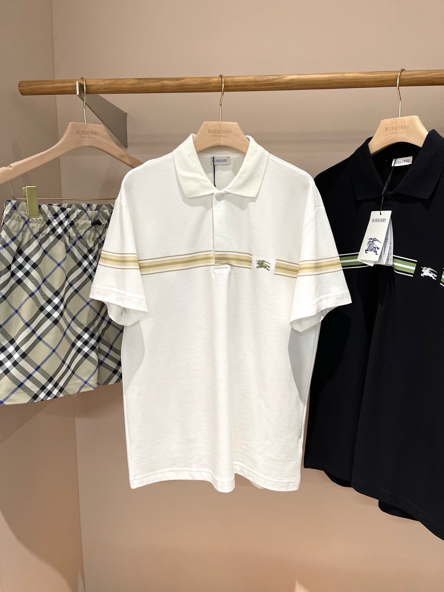schwarzes und weißes Poloshirt