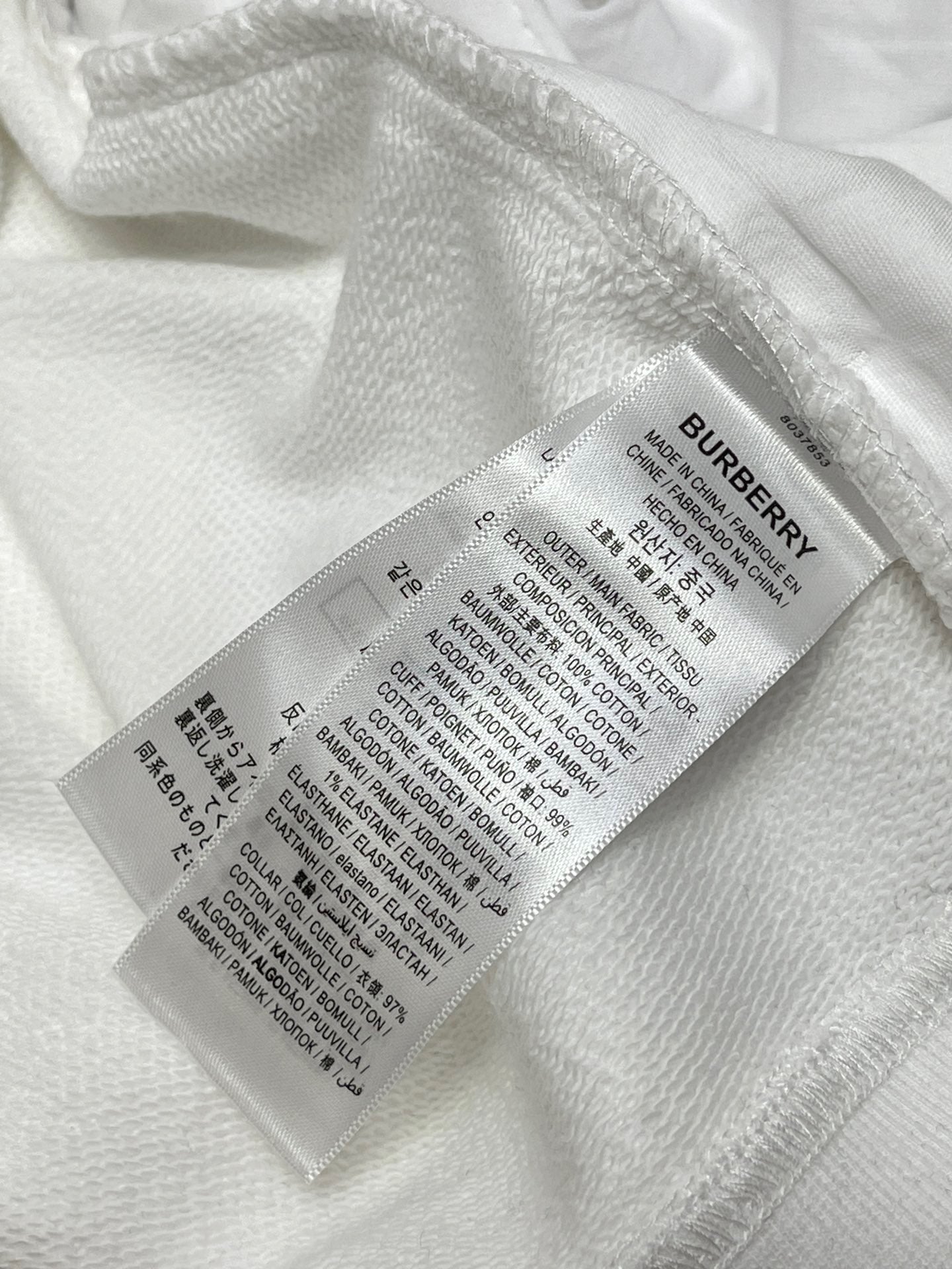 Schwarz-weißer Kapuzenpullover