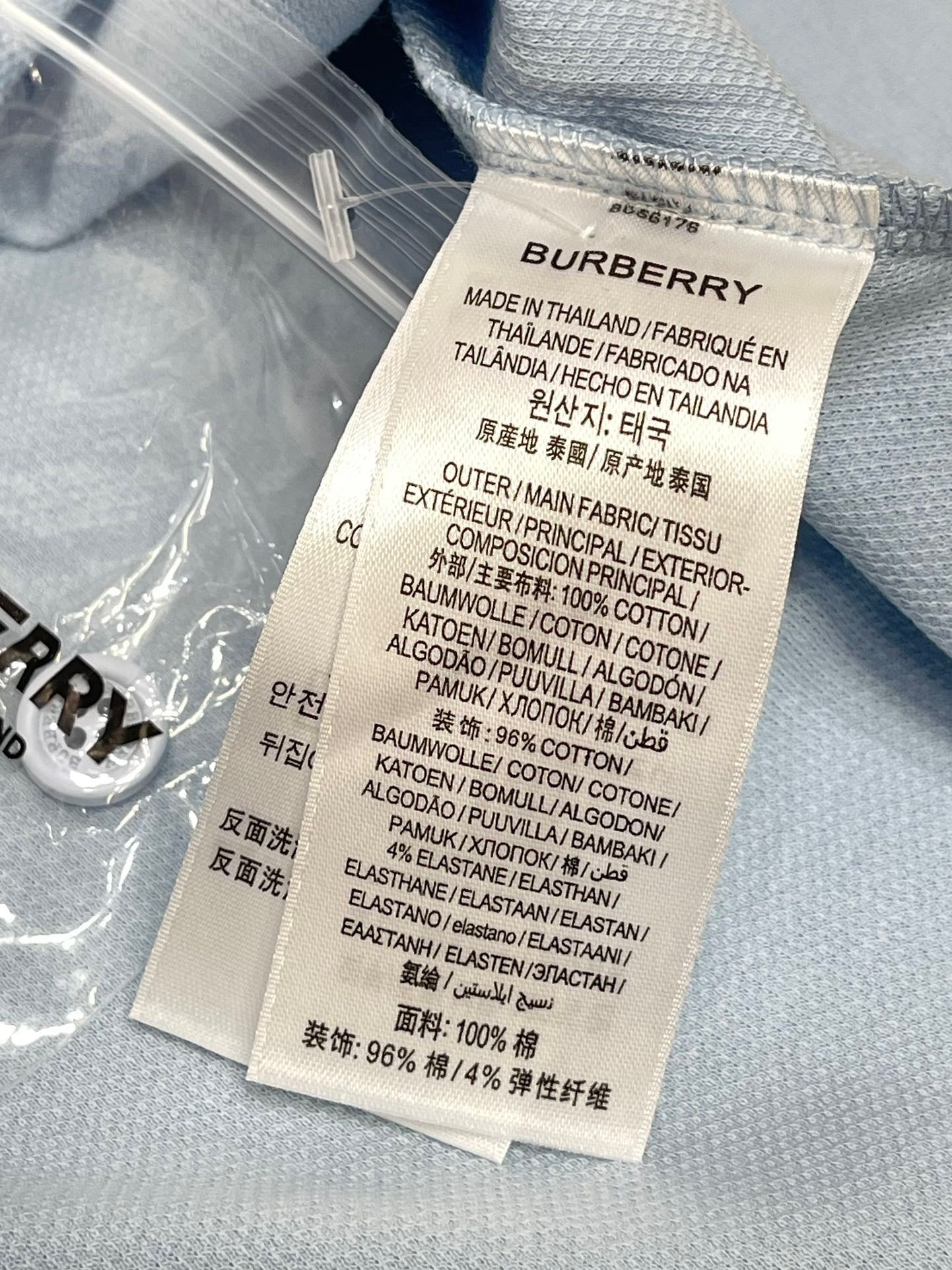Poloshirt in Schwarz, Weiß, Marineblau und Hellblau