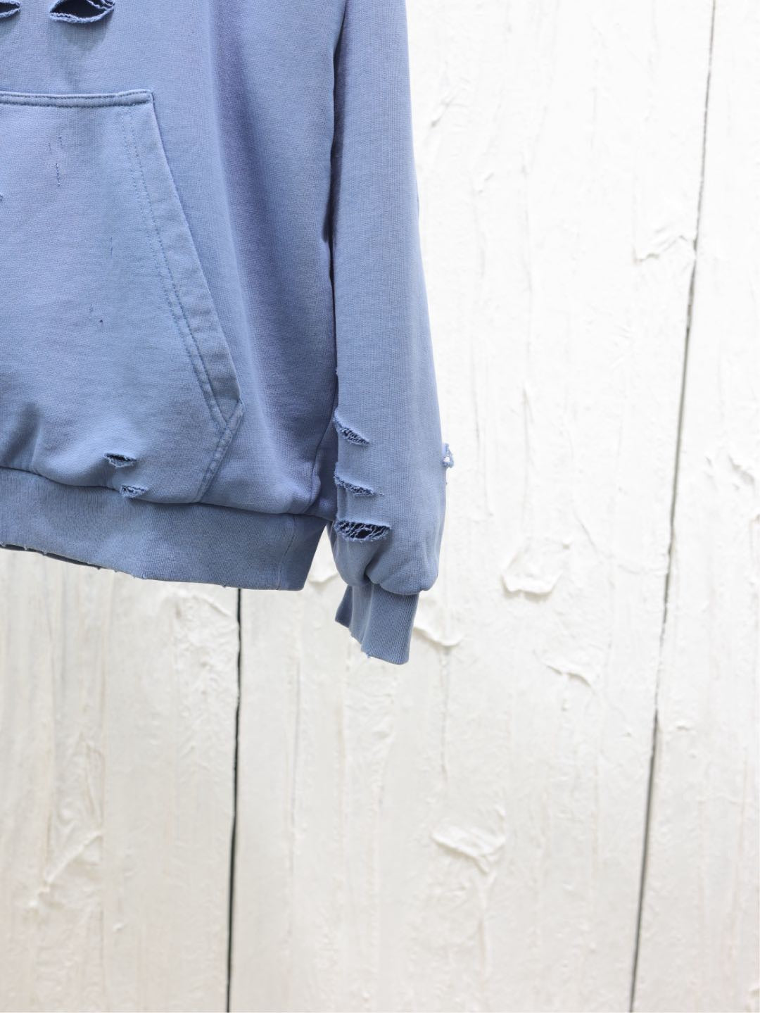 Blauer und schwarzer Kapuzenpullover