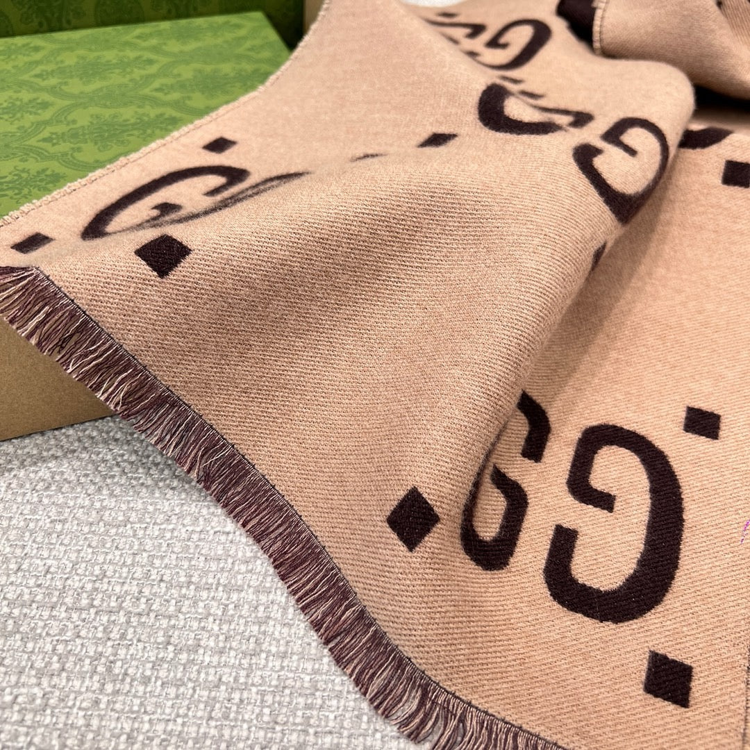 Bufanda color caqui rojo oscuro