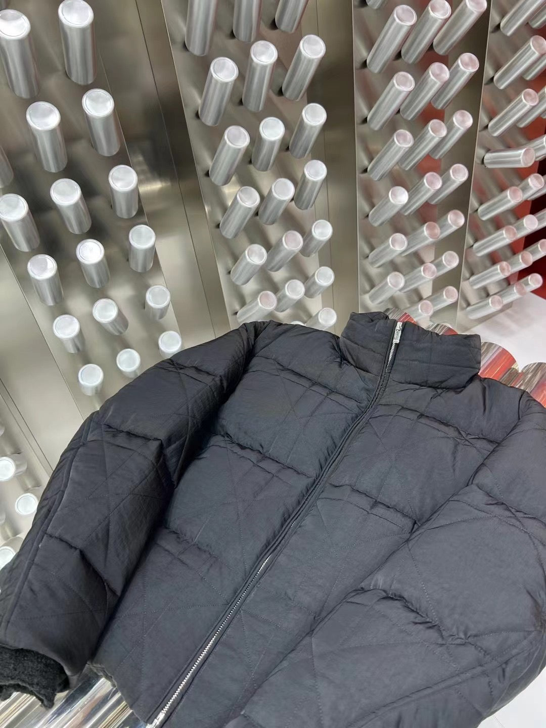 Schwarze und hellblaue Jacke