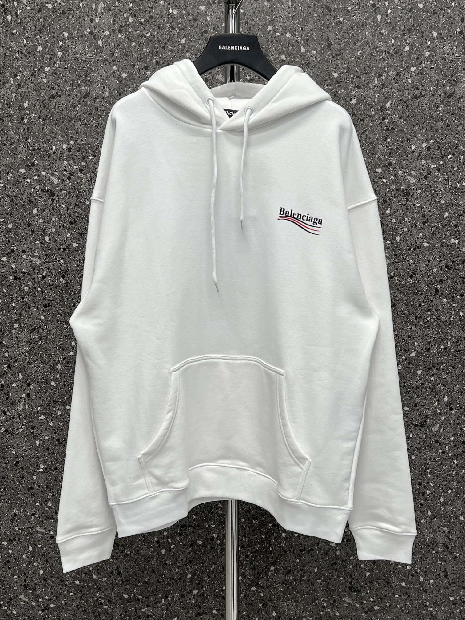 weißer und schwarzer Pullover mit einer Kapuze